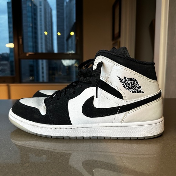 Jordan 1 Mid (Pearl White/ Black) - Picture 1 of 5